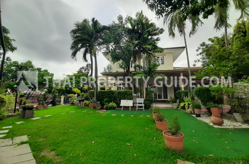 House with Shared Pool in Srinakarin 